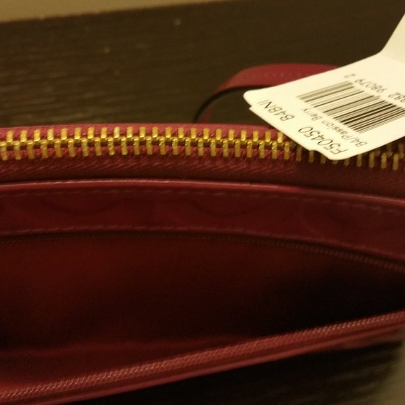 Gorgeous Coach Peyton Embossed Clutch - Picture 4 of 8